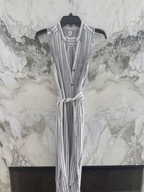 GAP Vertical Stripe Sleeveless Tie-Waist Maxi Dress - White & Gray